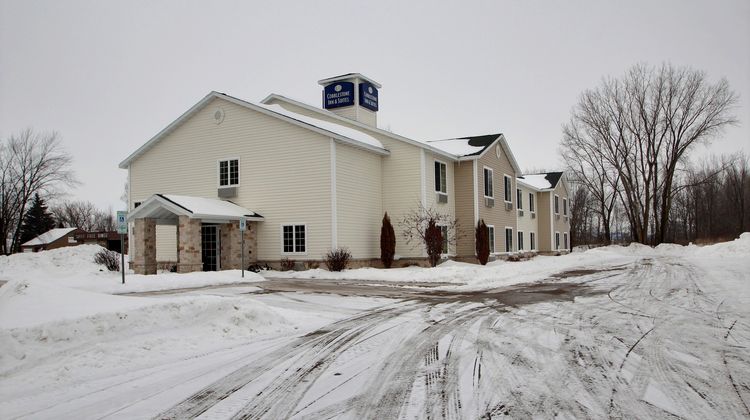 Cobblestone Inn & Suites Exterior