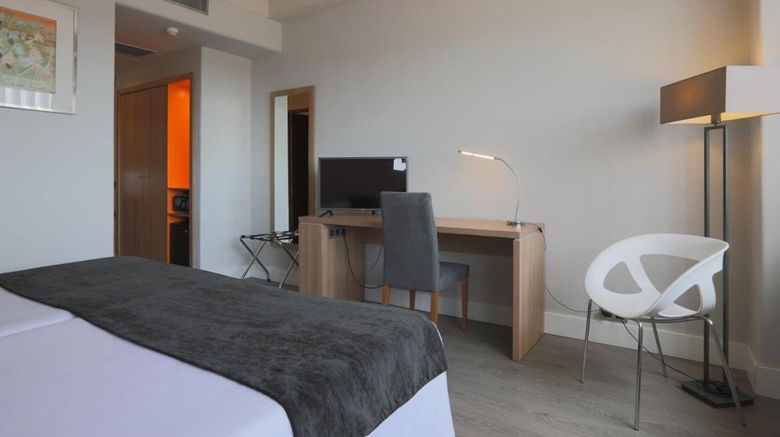 <b>Hotel Wear Chamartin Room</b>. Images powered by <a href="https://www.leonardoworldwide.com/" title="Leonardo Worldwide" target="_blank">Leonardo</a>.