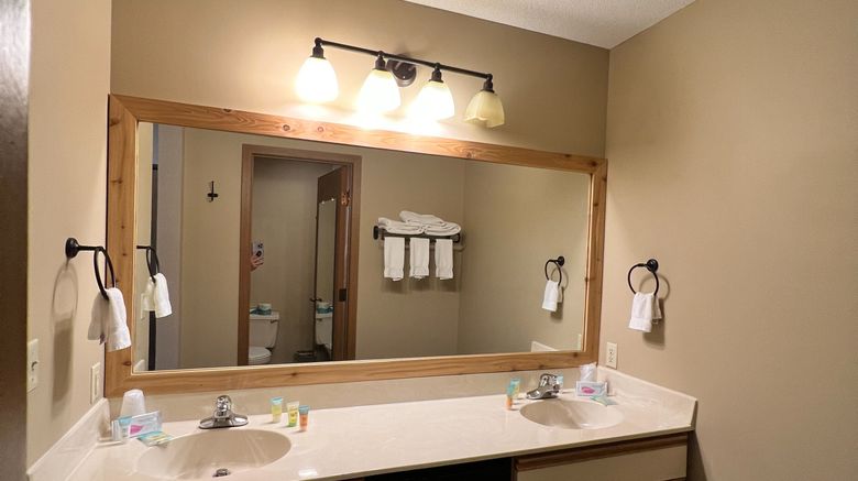 <b>Ruttger's Bay Lake Lodge Room</b>. Images powered by <a href="https://www.leonardoworldwide.com/" title="Leonardo Worldwide" target="_blank">Leonardo</a>.