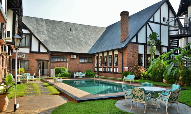 Cresta Churchill Hotel Exterior