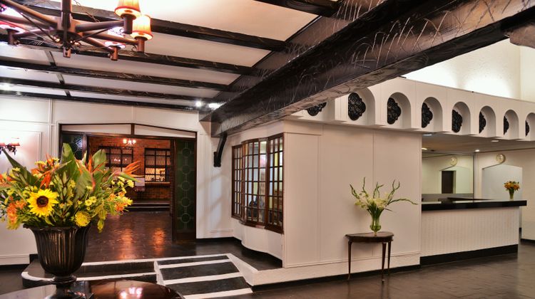 Cresta Churchill Hotel Lobby