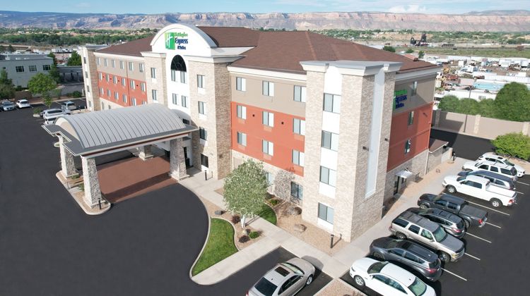 Holiday Inn Express & Suites Exterior