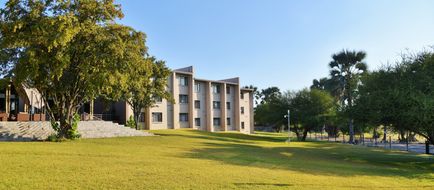 Cresta Maun Exterior