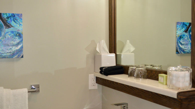 <b>Saratoga Inn Room</b>. Images powered by <a href="https://www.leonardoworldwide.com/" title="Leonardo Worldwide" target="_blank">Leonardo</a>.