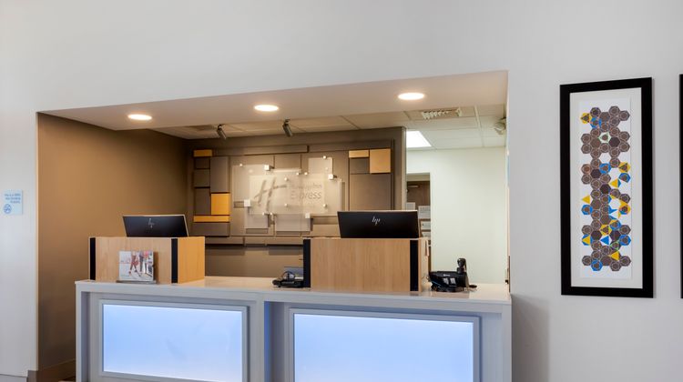 Holiday Inn Express & Suites Harrison Lobby