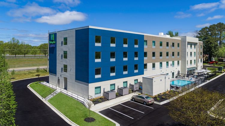 Holiday Inn Express Space Center Exterior