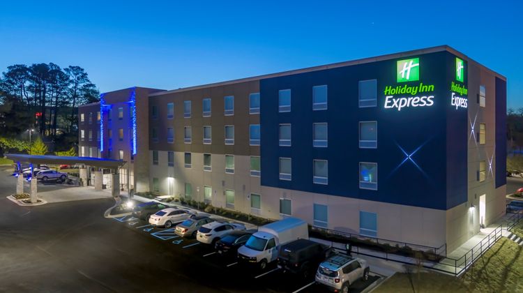 Holiday Inn Express Space Center Exterior