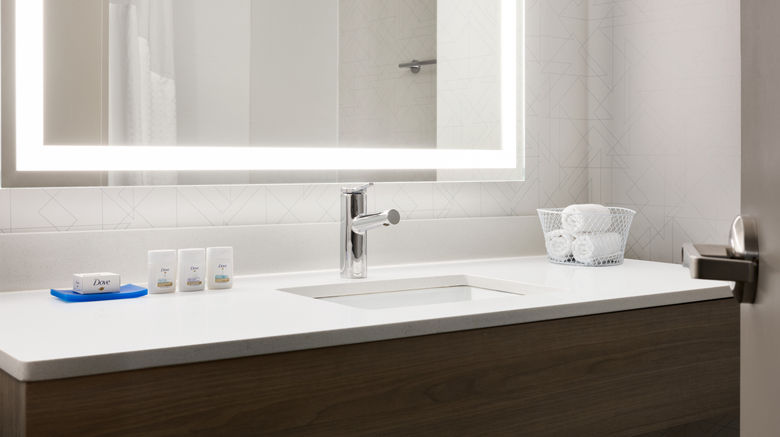 <b>Holiday Inn Express & Suites Room</b>. Images powered by <a href="https://www.leonardoworldwide.com/" title="Leonardo Worldwide" target="_blank">Leonardo</a>.