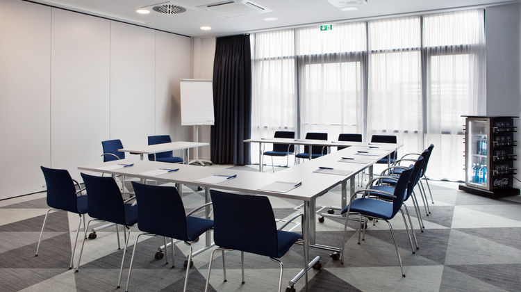Holiday Inn Express Airport Meeting