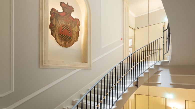 <b>Des Etrangers Grand Hotel Lobby</b>. Images powered by <a href="https://www.leonardoworldwide.com/" title="Leonardo Worldwide" target="_blank">Leonardo</a>.