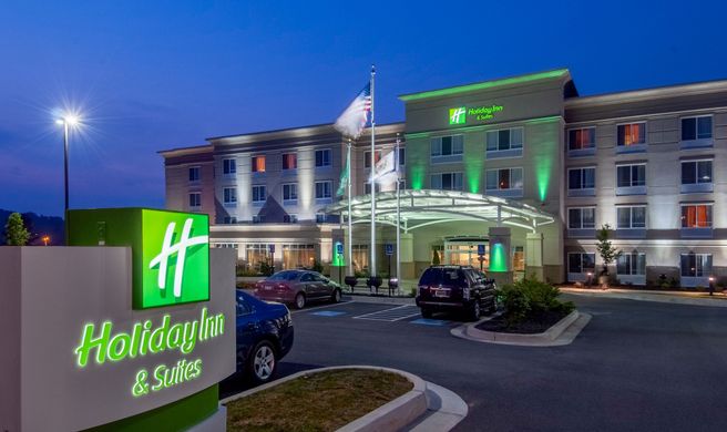 Holiday Inn Hotel & Suites Exterior