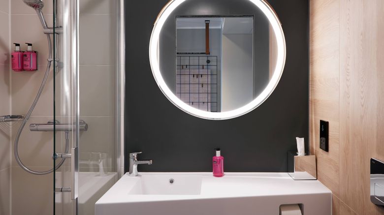 <b>Moxy Edinburgh Fountainbridge Room</b>. Images powered by <a href="https://www.leonardoworldwide.com/" title="Leonardo Worldwide" target="_blank">Leonardo</a>.