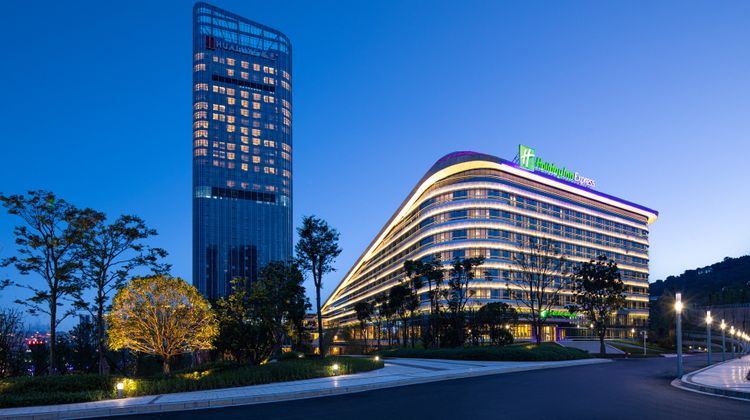 Holiday Inn Express Yibin Exterior