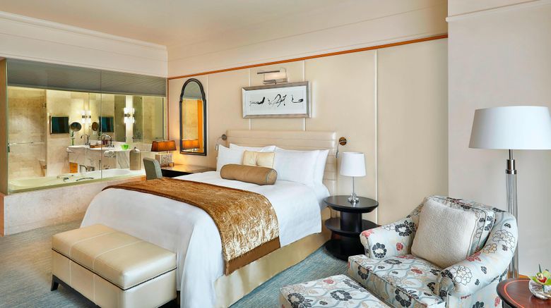 <b>Ritz-Carlton Dubai Intl Finance Center Suite</b>. Images powered by <a href="https://www.leonardoworldwide.com/" title="Leonardo Worldwide" target="_blank">Leonardo</a>.