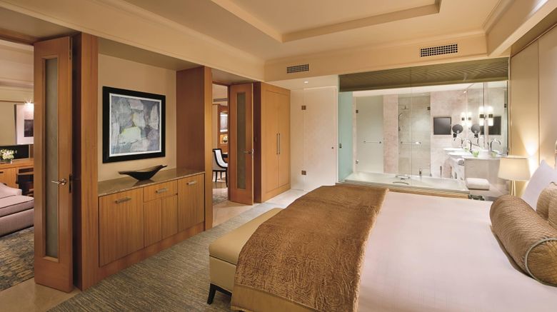 <b>Ritz-Carlton Dubai Intl Finance Center Suite</b>. Images powered by <a href="https://www.leonardoworldwide.com/" title="Leonardo Worldwide" target="_blank">Leonardo</a>.