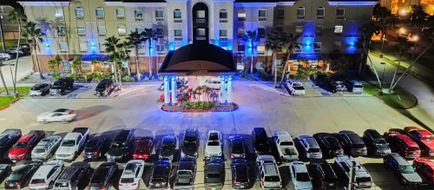 Holiday Inn Express Hotel & Suites Exterior
