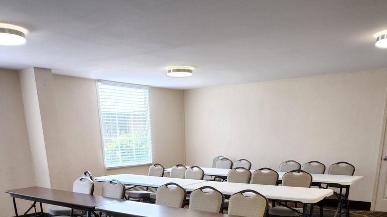 <b>Red Roof Inn Knoxville Central Papermill Meeting</b>. Images powered by <a href="https://www.leonardoworldwide.com/" title="Leonardo Worldwide" target="_blank">Leonardo</a>.