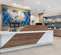Holiday Inn Express Hotel & Suites Peru Lobby