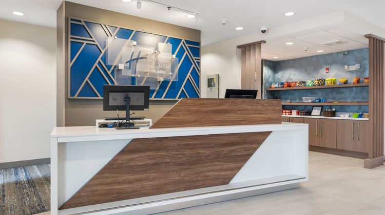 Holiday Inn Express Hotel & Suites Peru Lobby