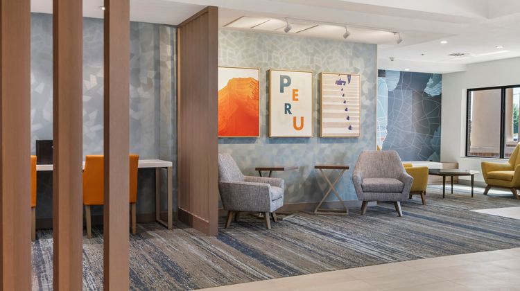 Holiday Inn Express Hotel & Suites Peru Lobby