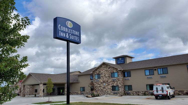 Cobblestone Inn and Suites Exterior