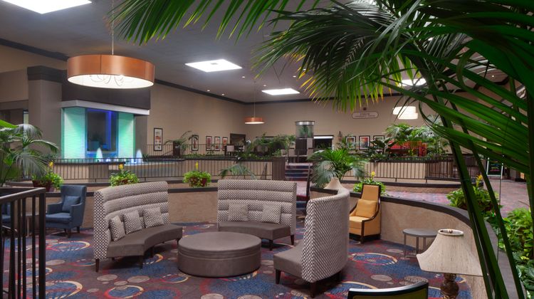Holiday Inn Airport & Conf Center Exterior