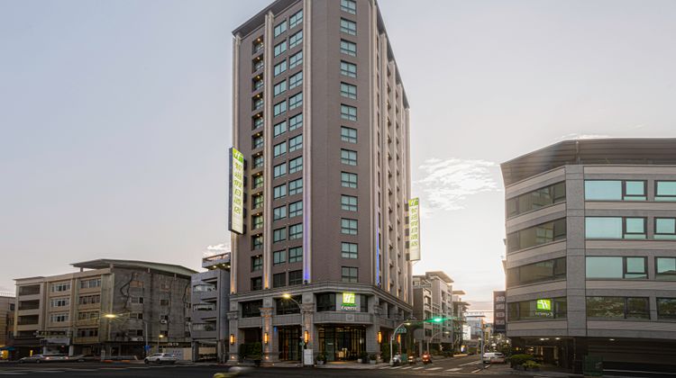 Holiday Inn Express Kaohsiung Love River Exterior