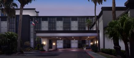 Holiday Inn Airport & Conf Center Exterior