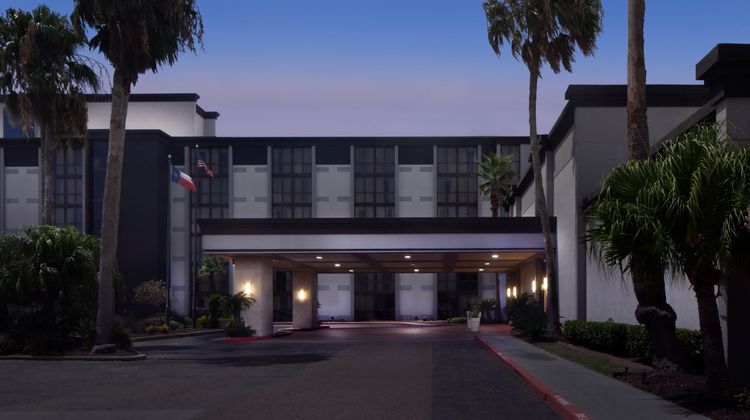 Holiday Inn Airport & Conf Center Exterior