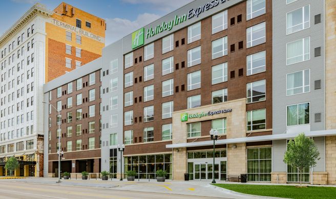 Holiday Inn Express & Suites Downtown Exterior