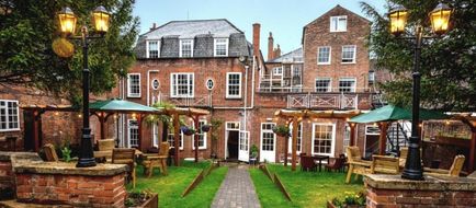 The Chequers Hotel Exterior