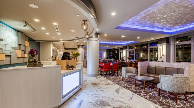 Holiday Inn Express Kansas City Downtown Lobby