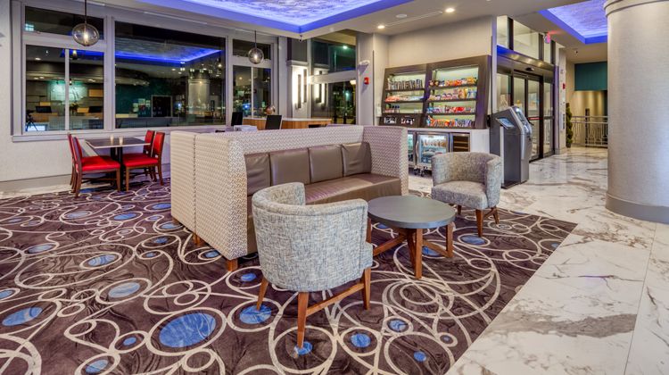 Holiday Inn Express Kansas City Downtown Lobby