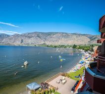 Holiday Inn & Suites Osoyoos Exterior