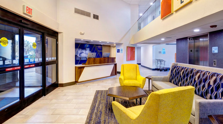 Holiday Inn Express & Stes Phoenix-Tempe Exterior
