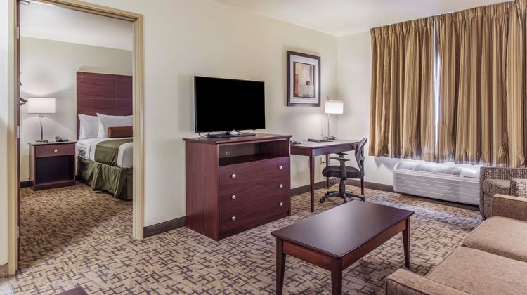 Cobblestone Hotel Hutchinson Suite