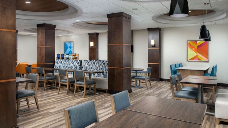 Holiday Inn Express & Suites Knoxville Lobby