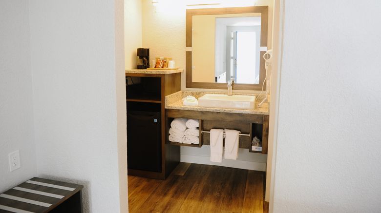 <b>Regency Inn & Suites Room</b>. Images powered by <a href="https://www.leonardoworldwide.com/" title="Leonardo Worldwide" target="_blank">Leonardo</a>.