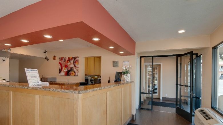 Vagabond Inn Bakersfield South Lobby. Images powered by <a href="https://www.leonardoworldwide.com" target="_blank" rel="noopener">Leonardo</a>.