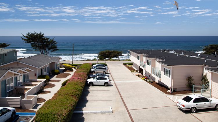 Cambria Landing Inn & Suites Exterior