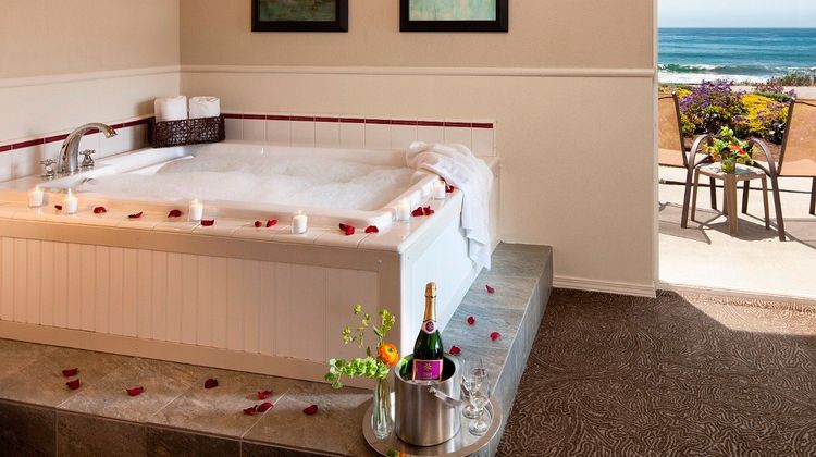 Cambria Landing Inn & Suites Suite