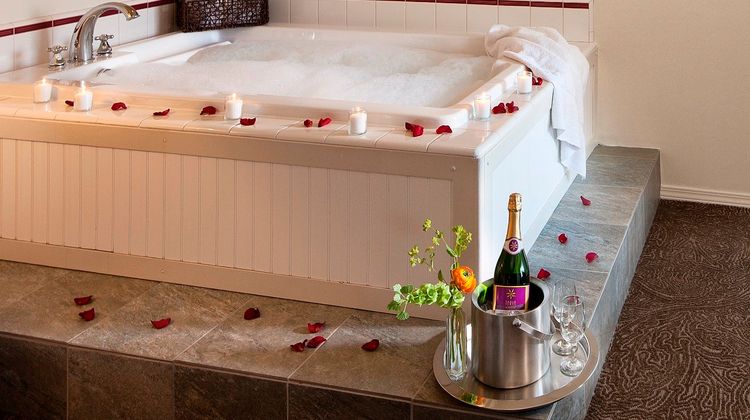 Cambria Landing Inn & Suites Suite