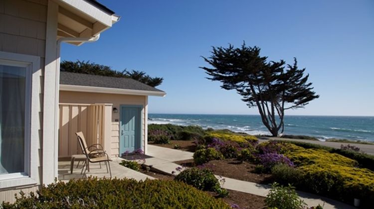 Cambria Landing Inn & Suites Exterior