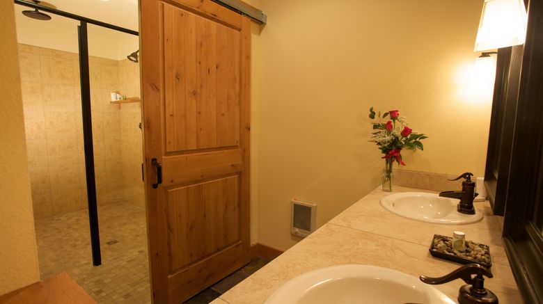 <b>Cousins Country Inn Room</b>. Images powered by <a href="https://www.leonardoworldwide.com/" title="Leonardo Worldwide" target="_blank">Leonardo</a>.