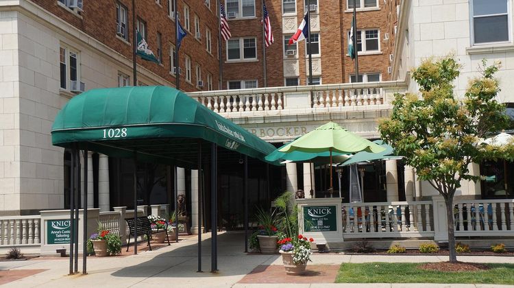 Knickerbocker On The Lake Exterior