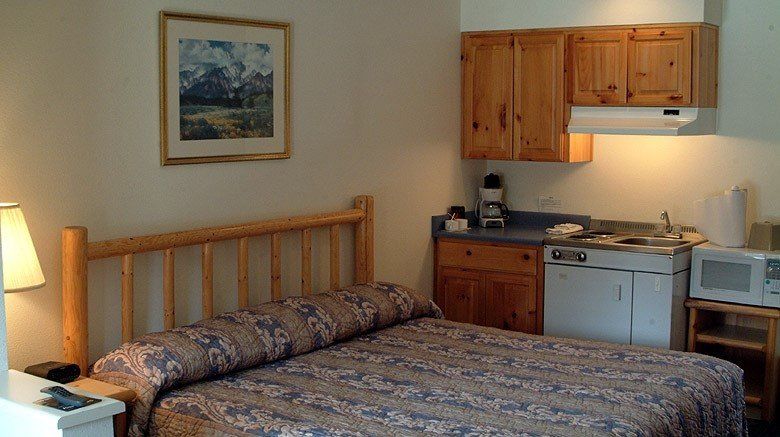 <b>The Edgewater Inn Room</b>. Images powered by <a href="https://www.leonardoworldwide.com/" title="Leonardo Worldwide" target="_blank">Leonardo</a>.
