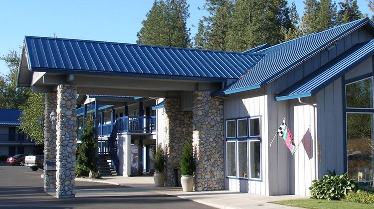 The Edgewater Inn Exterior