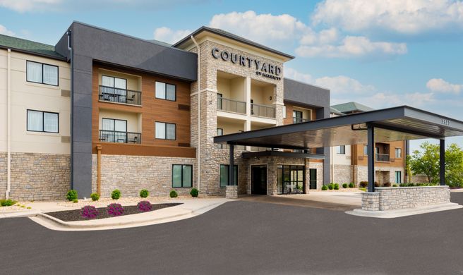 Courtyard Springfield Airport Exterior