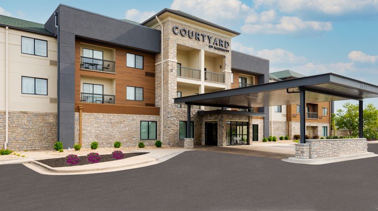 Courtyard Springfield Airport Exterior