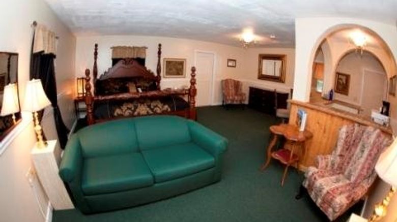 <b>The 1927 Lake Lure Inn & Spa Suite</b>. Images powered by <a href="https://www.leonardoworldwide.com/" title="Leonardo Worldwide" target="_blank">Leonardo</a>.